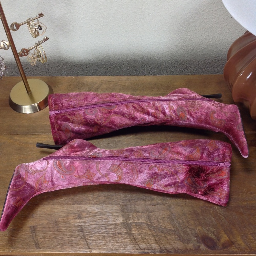 ❌Luichiny Pink Print Velvet Pointed Stiletto Boots - Picture 4 of 8